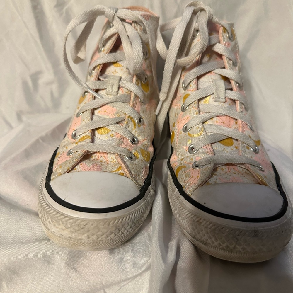 GUC Converse tennis shoes. Size 4 Juniors.